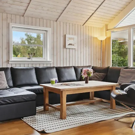 Дом отдыха 4 Bedroom Stunning In Vaeggerlose Boto By